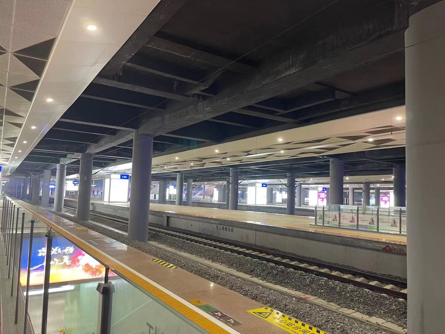 This lighting solution is designed for high-speed rail stations and transportation hubs where reliability, visual comfort and operational efficiency are critical.  Wide-beam luminaires provide uniform illumination across platforms and circulation areas, while IP54-rated construction protects against dust and environmental exposure.  The system minimizes maintenance requirements through long-life LEDs, high-reliability drivers and easy-access service design, helping operators reduce lifecycle costs while ensuring consistent passenger experience.